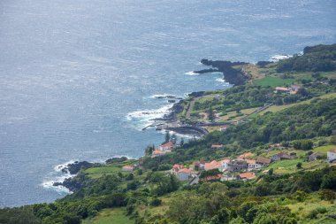 Azores takımadalarında yürüyün. Azores, Sao Jorge adasının keşfi. Portekiz, Velas