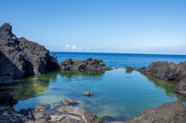Azores takımadalarında yürüyün. Azores, Sao Jorge adasının keşfi. Portekiz, Velas