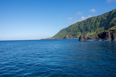 Azores takımadalarında yürüyün. Azores, Sao Jorge adasının keşfi. Portekiz, Velas