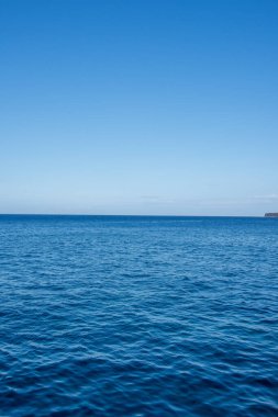 Azores takımadalarında yürüyün. Azores, Sao Jorge adasının keşfi. Portekiz, Velas