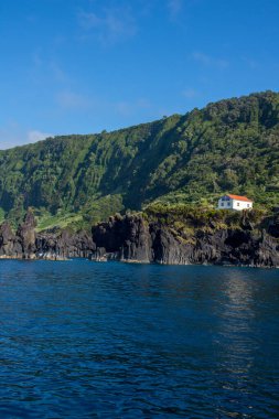 Azores takımadalarında yürüyün. Azores, Sao Jorge adasının keşfi. Portekiz, Velas