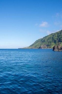 Azores takımadalarında yürüyün. Azores, Sao Jorge adasının keşfi. Portekiz, Velas