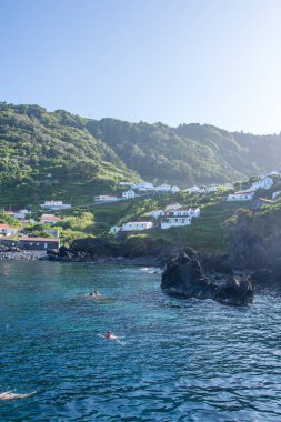 Azores takımadalarında yürüyün. Azores, Sao Jorge adasının keşfi. Portekiz, Velas