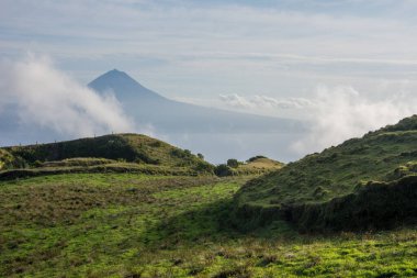 Azores takımadalarında yürüyün. Azores, Sao Jorge adasının keşfi. Portekiz, Velas