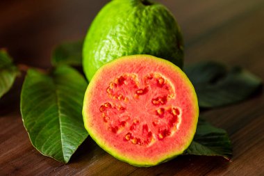 Güzel kırmızı guava, sonbahar meyvesi ahşap kırsal arka planda