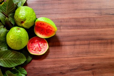 Güzel kırmızı guava, sonbahar meyvesi ahşap kırsal arka planda