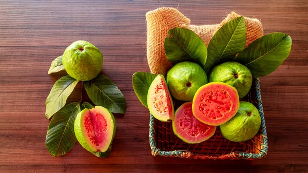 Primer Plano Sobre Guayaba Roja Rebanada Con Hoja Verde Sobre — Foto de Stock