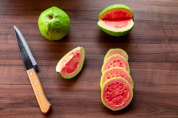 Antika Çelik Bıçak Kırsal Ahşap Arka Planda Dilimlenmiş Kırmızı Guava — Stok fotoğraf