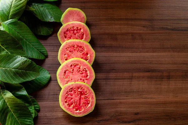 Hermosa Guayaba Roja Fresca Fruta Otoño Sobre Fondo Rústico Madera — Foto de Stock