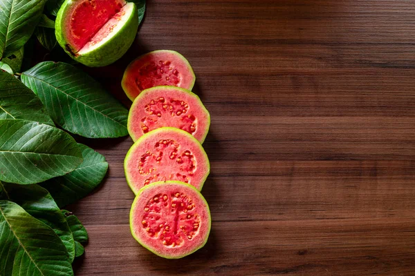 Hermosa Guayaba Roja Fresca Fruta Otoño Sobre Fondo Rústico Madera — Foto de Stock