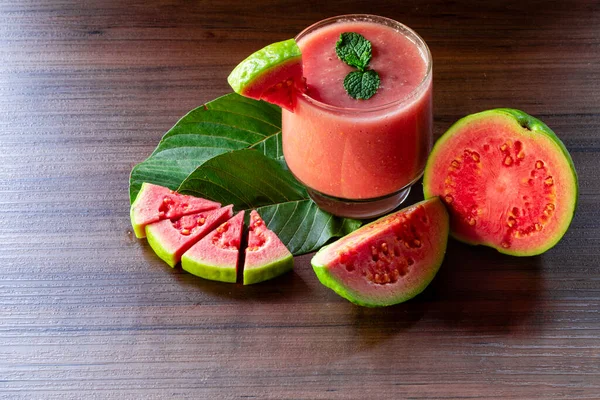 Lezzetli Kırmızı Guava Suyu Bir Dilim Guava Yanında Arka Planda — Stok fotoğraf