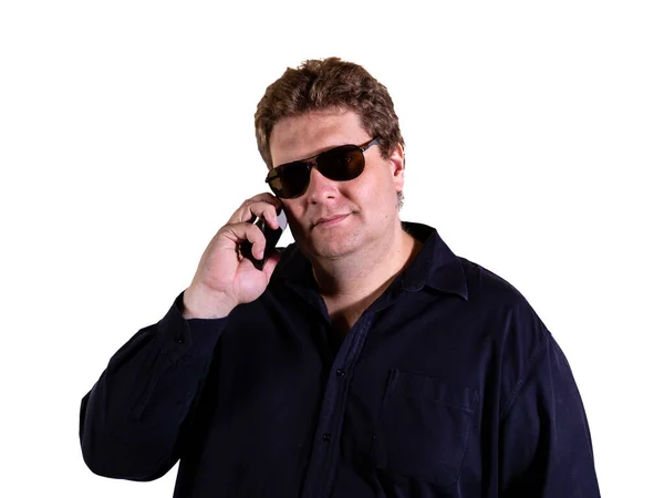 戴太阳镜的金发男人用白色背景隔离的智能手机传递信息 — 图库照片
