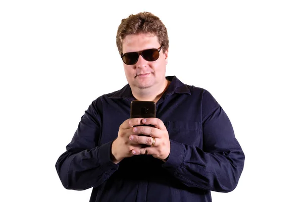 Homem Loiro Com Óculos Sol Enviando Mensagem Smartphone Isolado Fundo — Fotografia de Stock