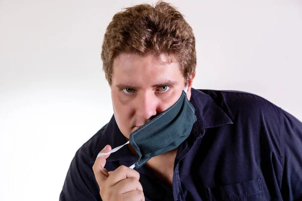 Homem Loiro Óculos Com Máscara Caseira Para Proteção Contra Coronavírus — Fotografia de Stock