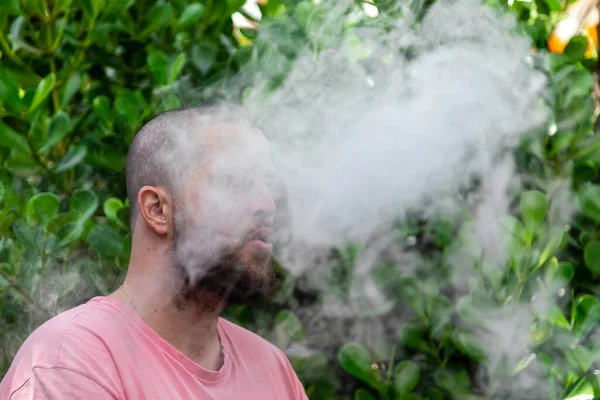 Bald Bearded Man Smoking — Stock Photo, Image