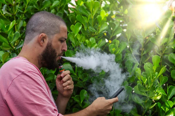 Bald Bearded Man Smoking — Stock Photo, Image