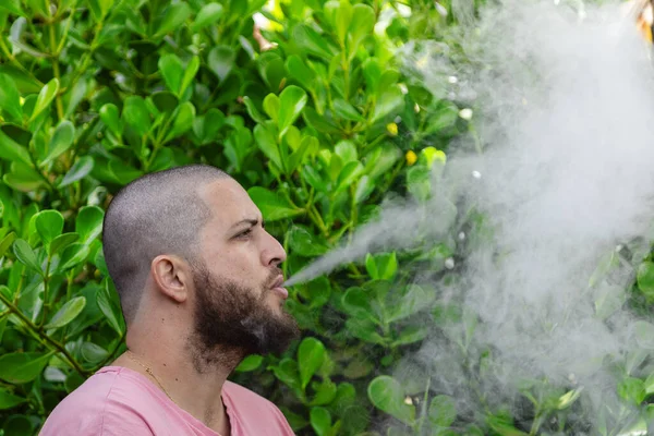 Bald Bearded Man Smoking — Stock Photo, Image