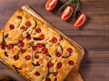 Çeri domatesli, siyah zeytinli ve biberiyeli geleneksel İtalyan Focaccia
