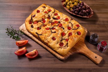Çeri domatesli, siyah zeytinli ve biberiyeli geleneksel İtalyan Focaccia