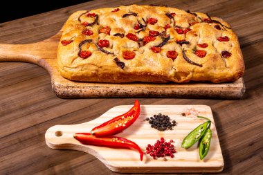 Çeri domatesli, siyah zeytinli ve biberiyeli geleneksel İtalyan Focaccia