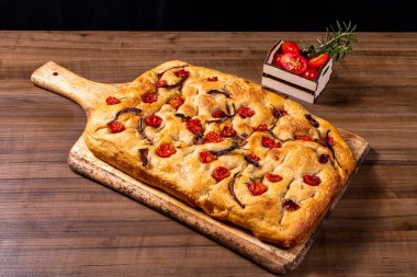 Çeri domatesli, siyah zeytinli ve biberiyeli geleneksel İtalyan Focaccia