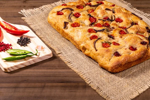 Focaccia Tradicional Italiana Con Tomates Cherry Aceitunas Negras Romero —  Fotos de Stock