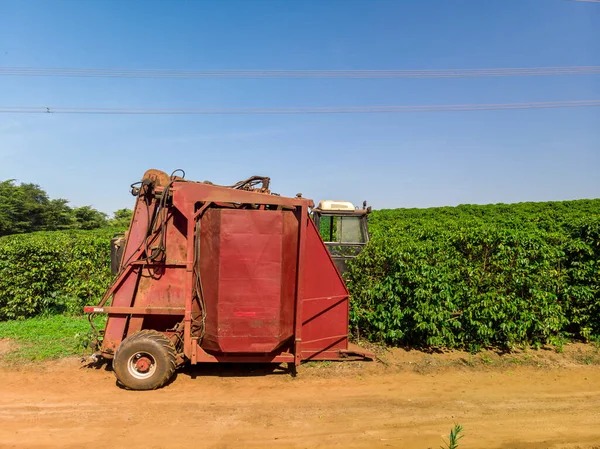 巴西种植园田间采摘咖啡的机器 — 图库照片