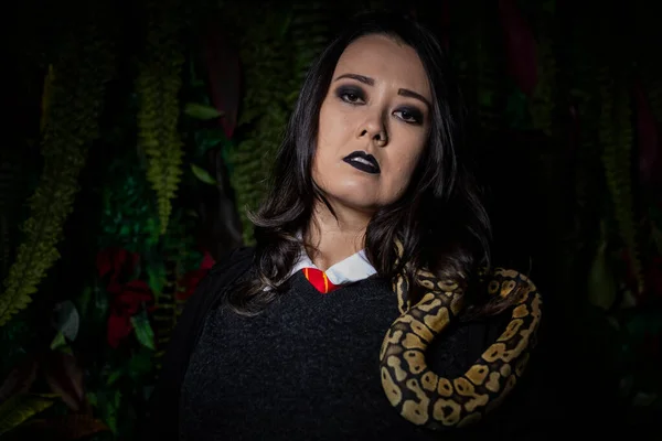 Modelo Japonés Ensayo Con Serpiente Estudio Fotográfico — Foto de Stock