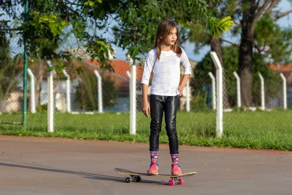 Bella Ragazza Bionda Che Cavalca Uno Skateboard Nel Parco Tramonto — Foto Stock