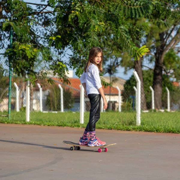 Bella Ragazza Bionda Che Cavalca Uno Skateboard Nel Parco Tramonto — Foto Stock