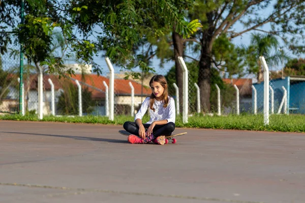 Bella Ragazza Bionda Seduta Cima Allo Skateboard Nel Parco Tramonto — Foto Stock