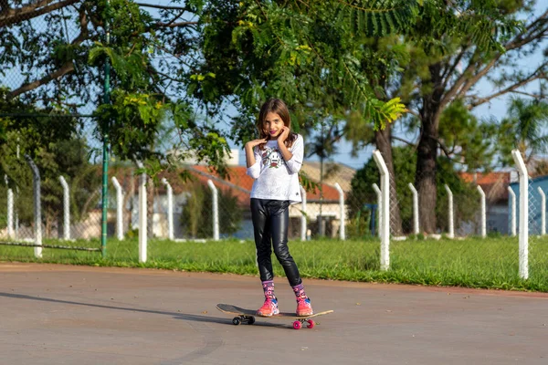 Krásná Blondýna Dívka Koni Skateboard Parku Při Západu Slunce — Stock fotografie