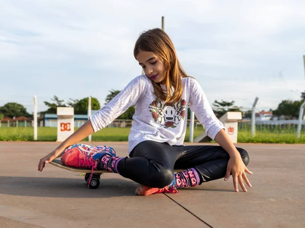 Bella Ragazza Bionda Seduta Cima Allo Skateboard Nel Parco Tramonto — Foto Stock