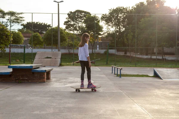 Menina Loira Bonita Montando Skate Parque Pôr Sol — Fotografia de Stock