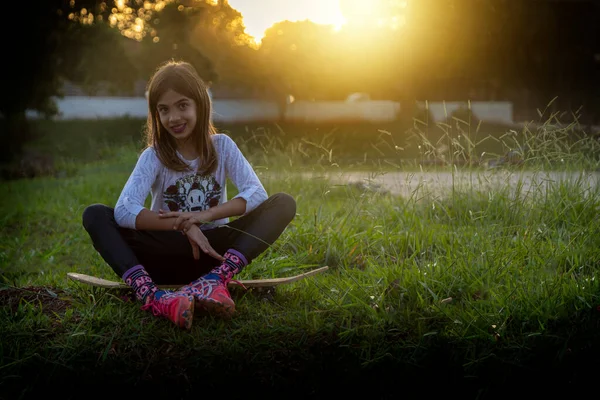 Όμορφη Ξανθιά Κοπέλα Κάθεται Στην Κορυφή Του Skateboard Στο Πάρκο — Φωτογραφία Αρχείου