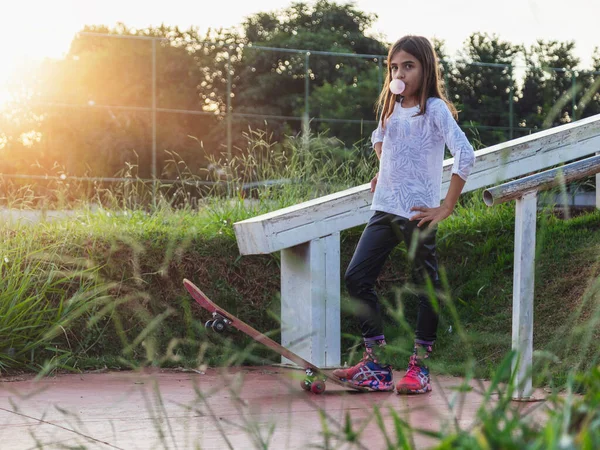 Όμορφη Ξανθιά Κοπέλα Ιππασία Ένα Skateboard Στο Πάρκο Στο Ηλιοβασίλεμα — Φωτογραφία Αρχείου