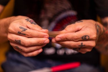Adam esrarı taze marihuana otundan sardı..