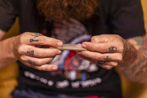 Der Mann Rollte Den Joint Aus Frischem Marihuanakraut — Stockfoto