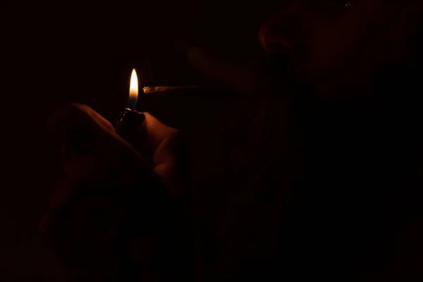Iluminando Charro Maconha Fumo — Fotografia de Stock
