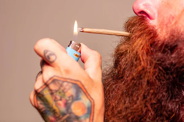 Hombre Con Barba Roja Fumando Porro — Foto de Stock