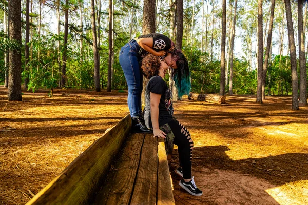 Lesbičky Přítelkyně Pár Krásný Slunečný Den Parku — Stock fotografie