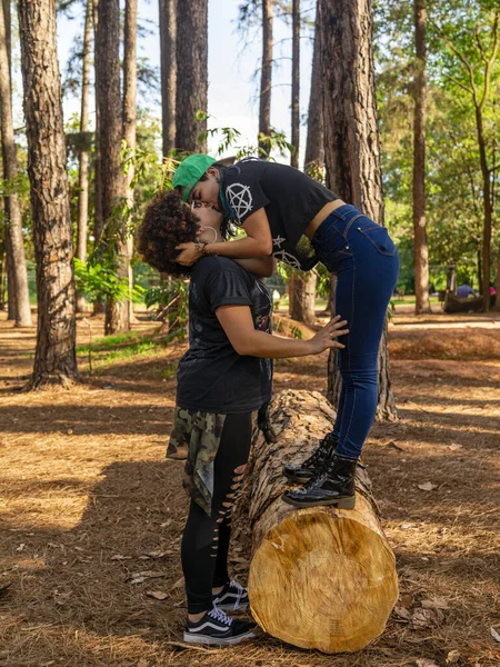 Lesbiche Fidanzate Coppia Una Bella Giornata Sole Nel Parco — Foto Stock