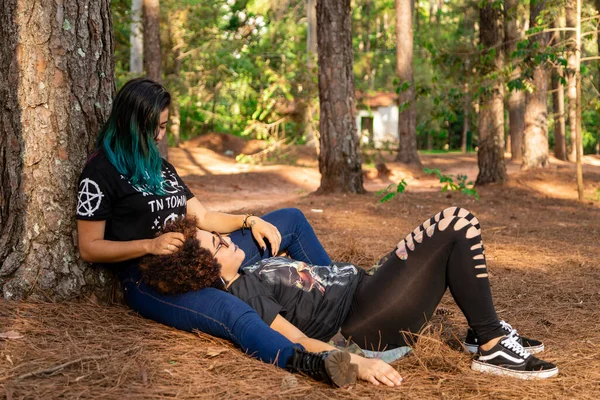 Lesbijki Dziewczyny Para Piękny Słoneczny Dzień Parku — Zdjęcie stockowe