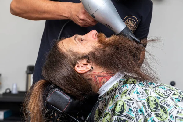 Homme Séchant Barbe Coiffeur — Photo