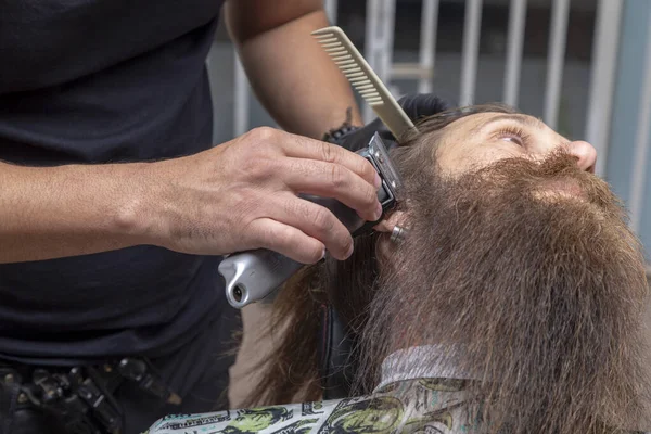 Парикмахер Помощью Бритвы Сократить Бороду Человека — стоковое фото