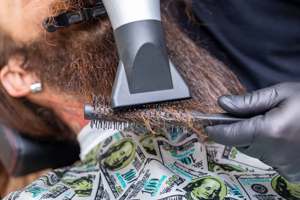 Homme Séchant Barbe Coiffeur — Photo