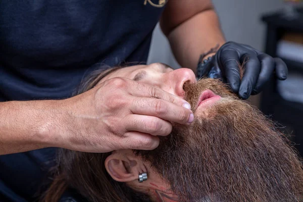 Frisör Skär Mans Mustasch — Stockfoto