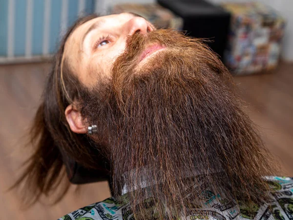 Haariger Und Bärtiger Mann Friseursalon — Stockfoto