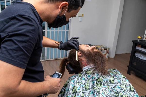 Barbier Utilisant Rasoir Pour Couper Barbe Homme — Photo