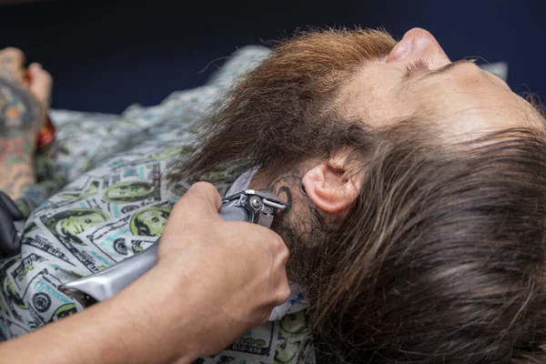 Парикмахер Помощью Бритвы Сократить Бороду Человека — стоковое фото